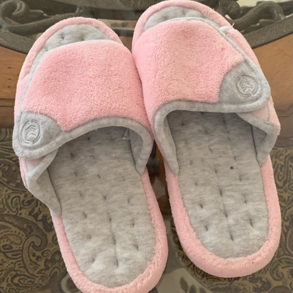 NEW Isotoner Slippers